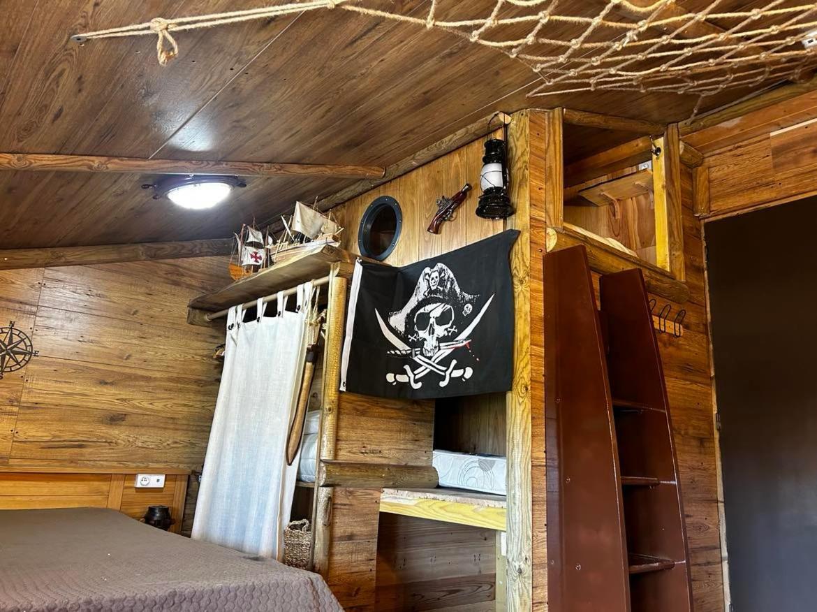 Les Chambres De Paulette Chambres A Theme Jack Sparrow Sainte-Marie-la-Mer Eksteriør bilde